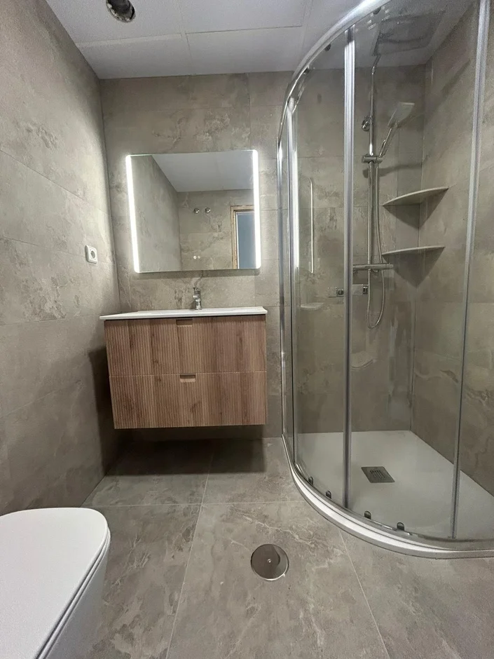 Compact Bathroom Refit: Clean Lines, Modern Finish