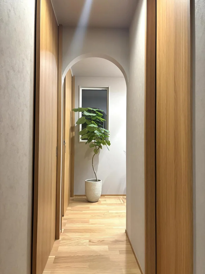 Warm Minimalist Open-Plan Living & Kitchen Interior