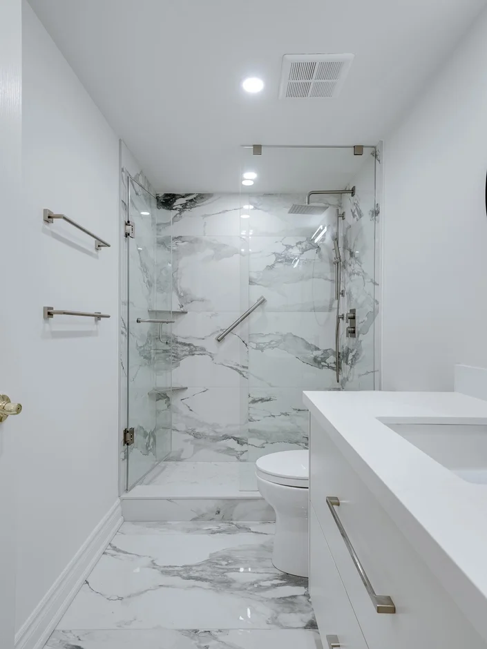 A Character-Rich Apartment Shaped by Color, Light, and Craft